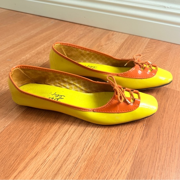 Vintage 1970s Retro Deb Don Slippers Yellow Orange Lace Toe Flats Size 7 - Picture 2 of 7
